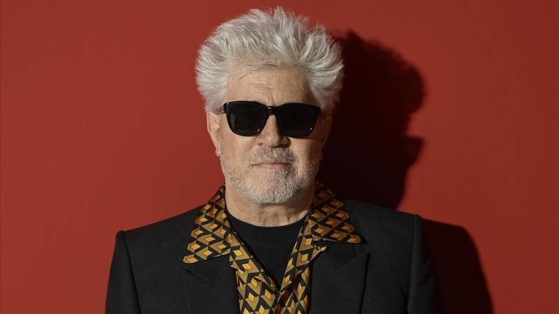 Pedro Almodovar, con barbijo y cámara en mano, arrancó su nuevo proyecto