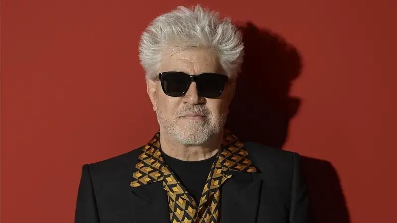 Pedro Almodovar, con barbijo y cámara en mano, arrancó su nuevo proyecto