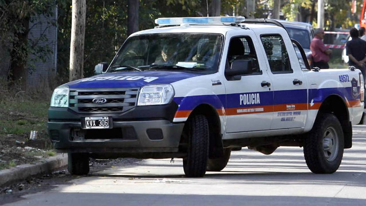 Detuvieron a seis personas que atacaron y robaron las armas de cuatro policías