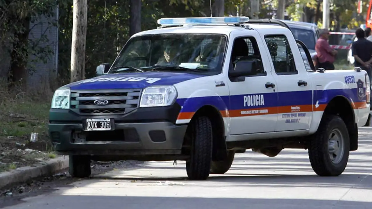 Detuvieron a seis personas que atacaron y robaron las armas de cuatro policías