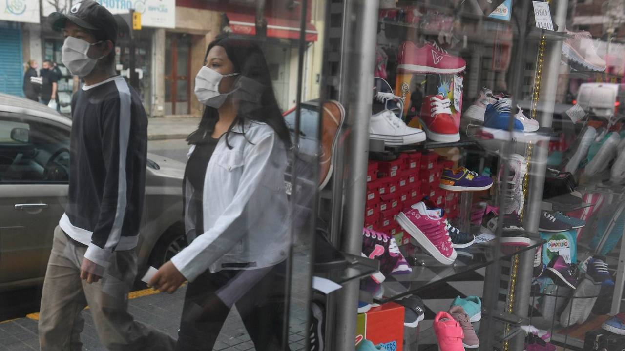 Las ventas en comercios minoristas en julio cayó 27,7% interanual