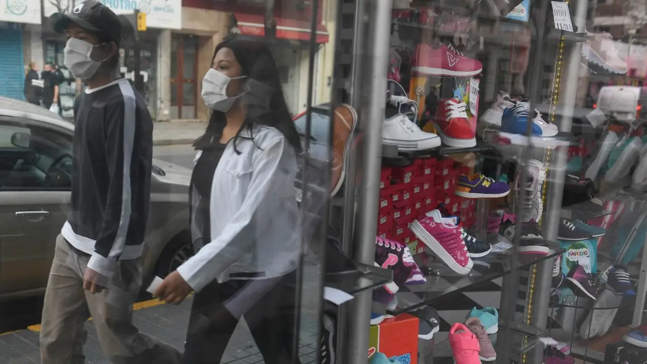 Las ventas en comercios minoristas en julio cayó 27,7% interanual