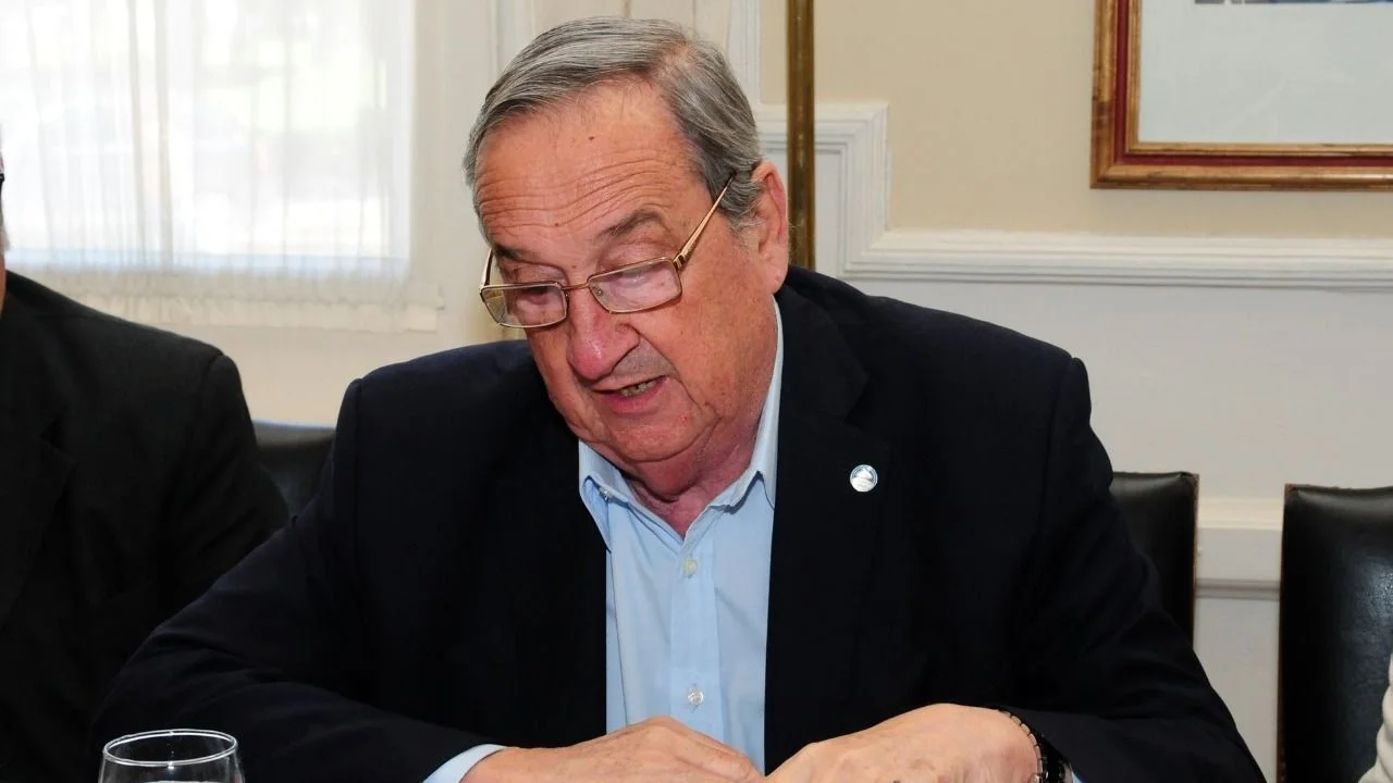 Quién es Miguel Ángel Lunghi, el intendente que quiere romper con el sistema de fases