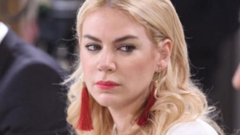 Papelón: Esmeralda Mitre fue grabada intentando entrar a la casa de su ex trepando por la terraza