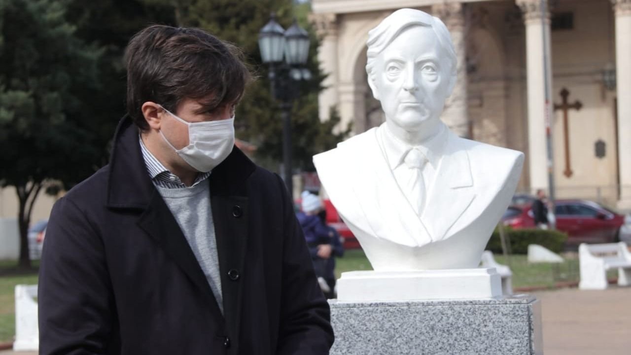 Morón: restituyen el busto de Néstor Kirchner que derribó Cambiemos