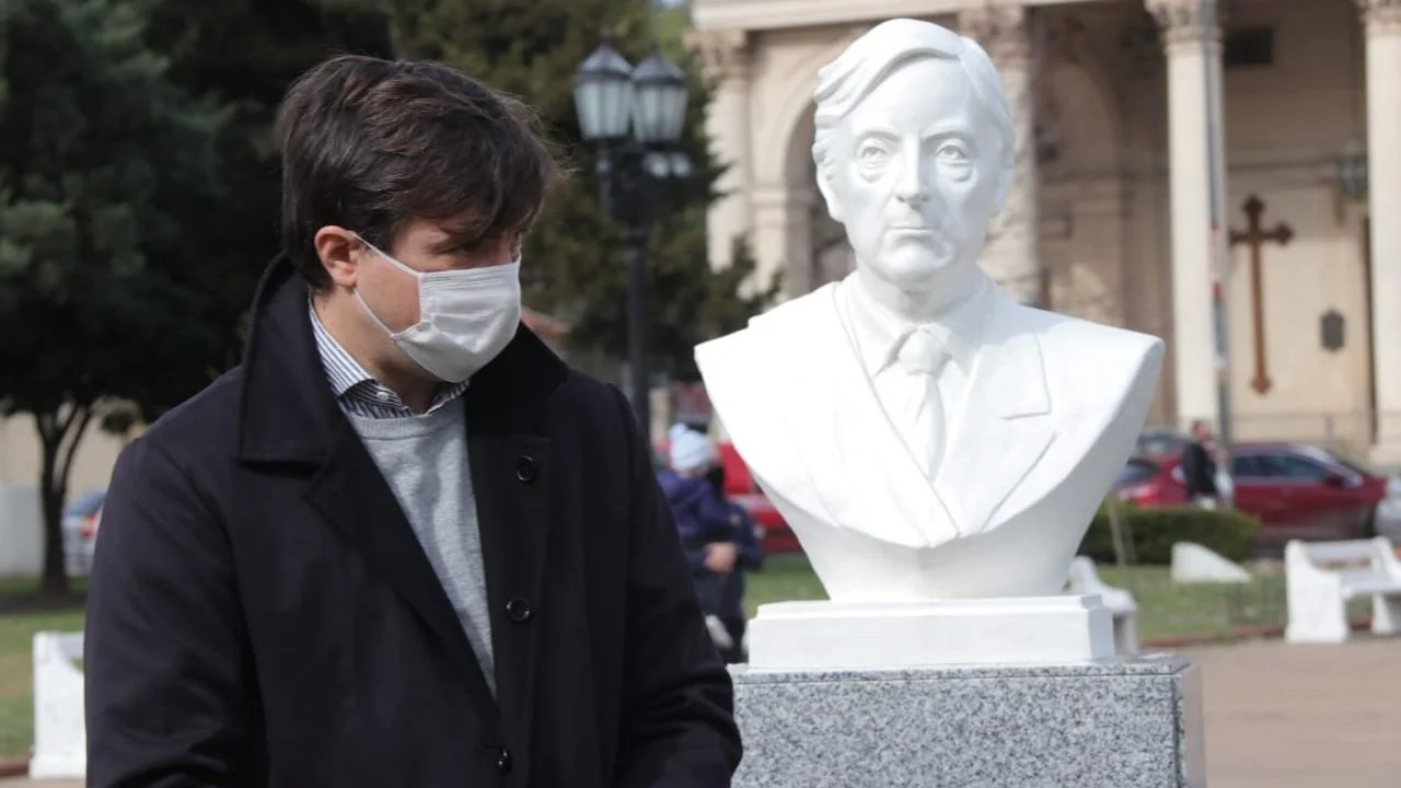 Morón: restituyen el busto de Néstor Kirchner que derribó Cambiemos