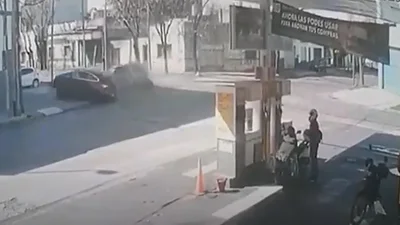 Video impactante: perseguía a un motochorro y terminó matando a un inocente Video impactante: perseguía a un motochorro y terminó matando a un inocente