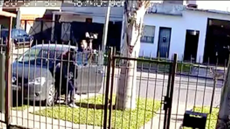 Tremendo video: le roban el auto con su hijo adentro y lo tiran a dos cuadras