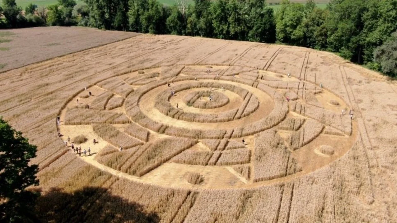 ¿OVNIS u obra de arte? Aparece un misterioso círculo en un campo de Alemania