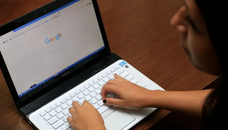 Renuevan línea de créditos para docentes: Educación suma 10 mil computadoras