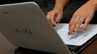 Cayeron los accesos a internet móviles y residenciales en un año