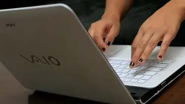 Cayeron los accesos a internet móviles y residenciales en un año