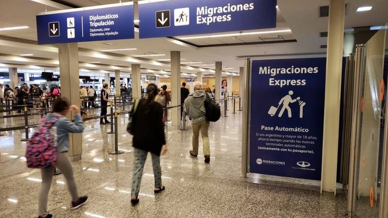 Bonaerenses deberán aislarse cuatro días en hoteles al regresar del exterior