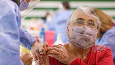 COVID-19: cómo las vacunas redujeron la chance de morir 