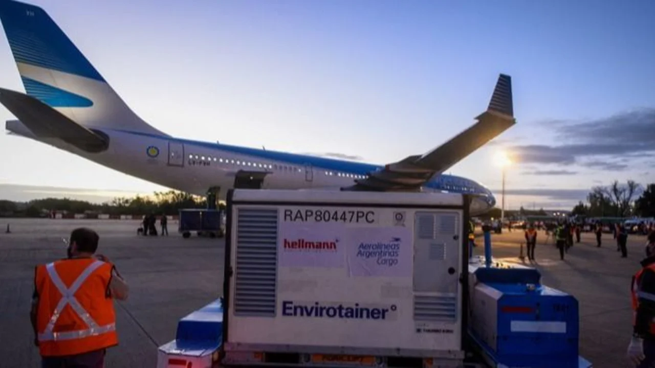 Nuevo vuelo rumbo a China para buscar las 8 millones de vacunas Sinopharm