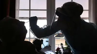 Mujer que no había sido vacunada contrajo dos cepas de COVID de forma simultánea Mujer que no había sido vacunada contrajo dos cepas de COVID de forma simultánea