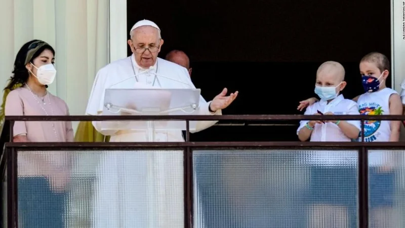 Reapareció el Papa Francisco tras la operación de colon y sorprendió con una frase sobre el sistema de salud