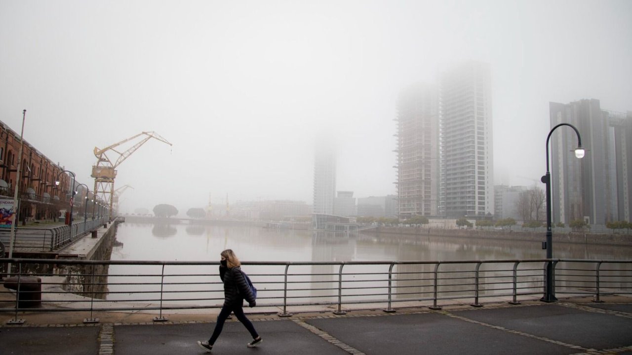 Pronóstico del tiempo: rige una alerta violeta por niebla en la ciudad de Buenos Aires y alrededores