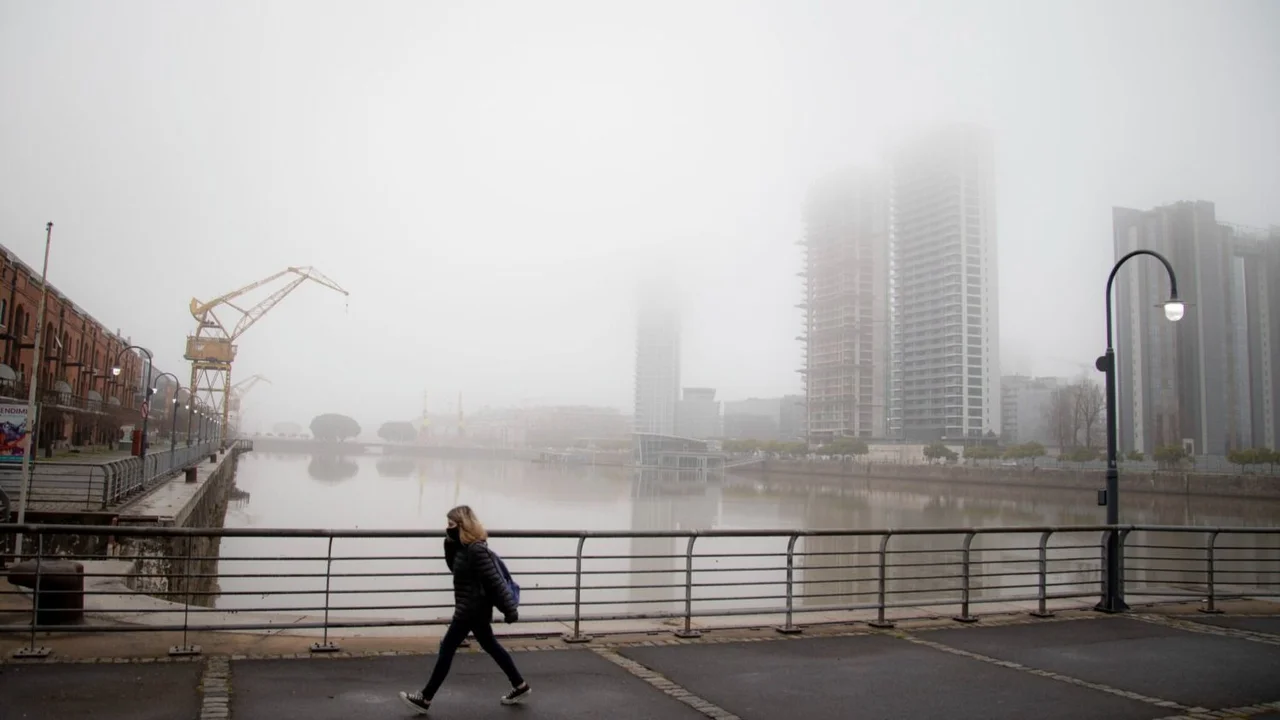 Pronóstico del tiempo: rige una alerta violeta por niebla en la ciudad de Buenos Aires y alrededores