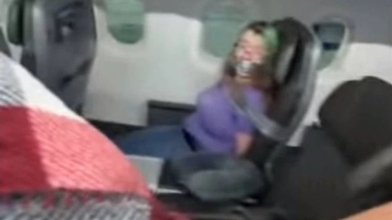 Intentó abrir la puerta del avión en pleno vuelo y la tuvieron que atar 