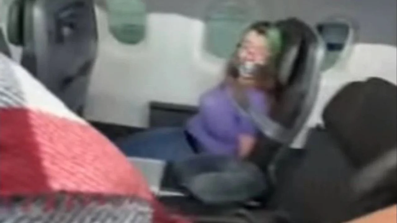 Intentó abrir la puerta del avión en pleno vuelo y la tuvieron que atar 