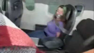 Intentó abrir la puerta del avión en pleno vuelo y la tuvieron que atar Intentó abrir la puerta del avión en pleno vuelo y la tuvieron que atar