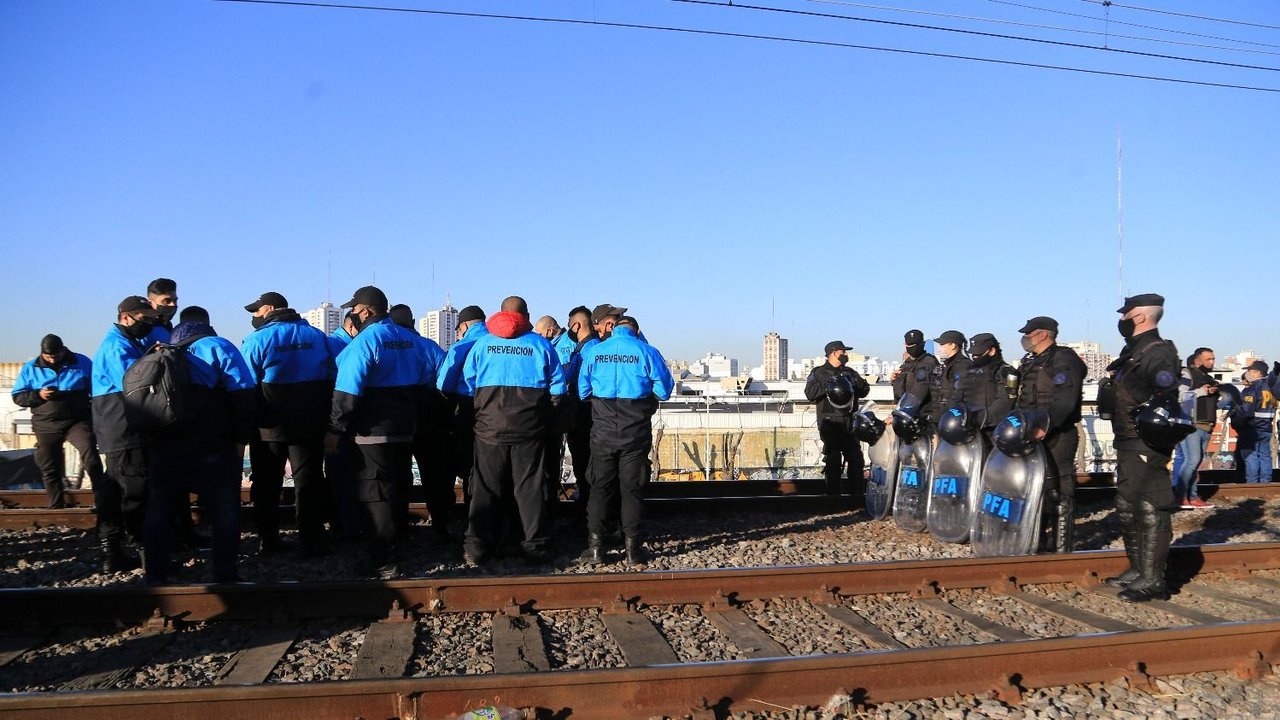 Corte de vías en el Roca retrasa la salida de trenes en Constitución