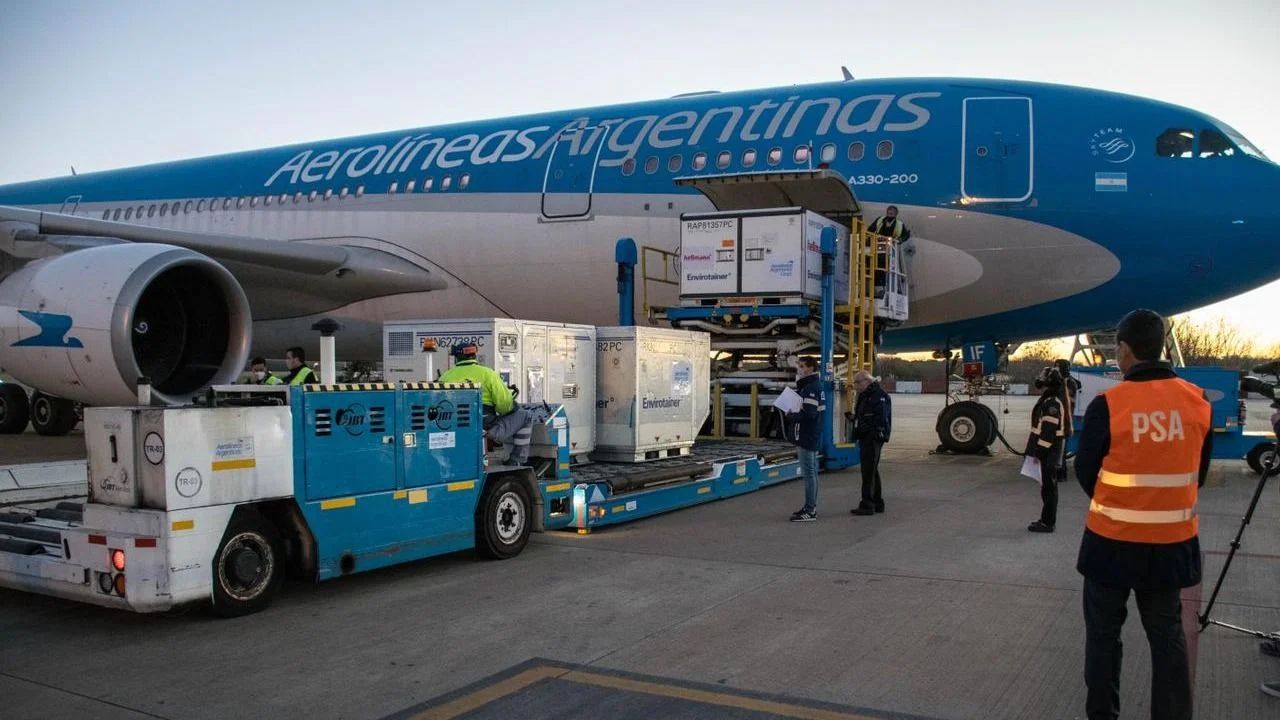 Arribaron otras 768 mil vacunas de Sinopharm y Argentina superó las 32 millones de dosis