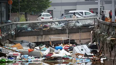 Escombros en el río, tras las fuertes lluvias en Verviers, Bélgica Escombros en el río, tras las fuertes lluvias en Verviers, Bélgica