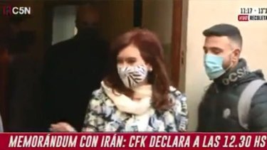 Con aplausos y flores, así salía Cristina rumbo a la audiencia 