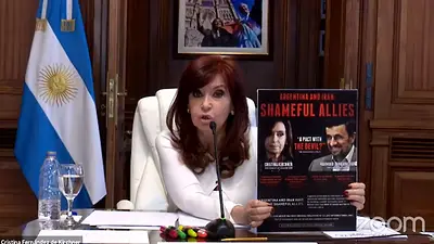 Cristina Kirchner cruzó a los buitres por montarle una operación: "Me quisieron doblar la mano" Cristina Kirchner cruzó a los buitres por montarle una operación: "Me quisieron doblar la mano"