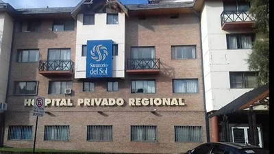 Un paciente con COVID-19 quiso escapar del hospital, se tiró de un segundo piso y murió Un paciente con COVID-19 quiso escapar del hospital, se tiró de un segundo piso y murió