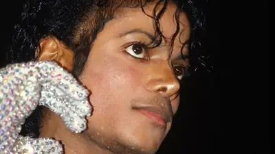 Tensión diplomática entre Reino Unido y Guinea Ecuatorial por la compra de un guante de Michael Jackson Tensión diplomática entre Reino Unido y Guinea Ecuatorial por la compra de un guante de Michael Jackson
