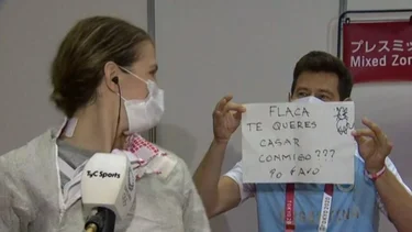 Se quedó afuera de Tokio y le pidieron casamiento en plena entrevista
