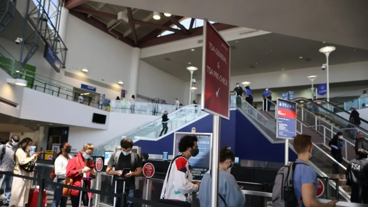 Estados Unidos no levantará las restricciones de viajes por la variante Delta de COVID-19