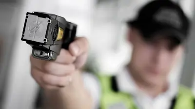 Taser: quién las regula, cómo se usan y cuáles son los peligros Taser: quién las regula, cómo se usan y cuáles son los peligros