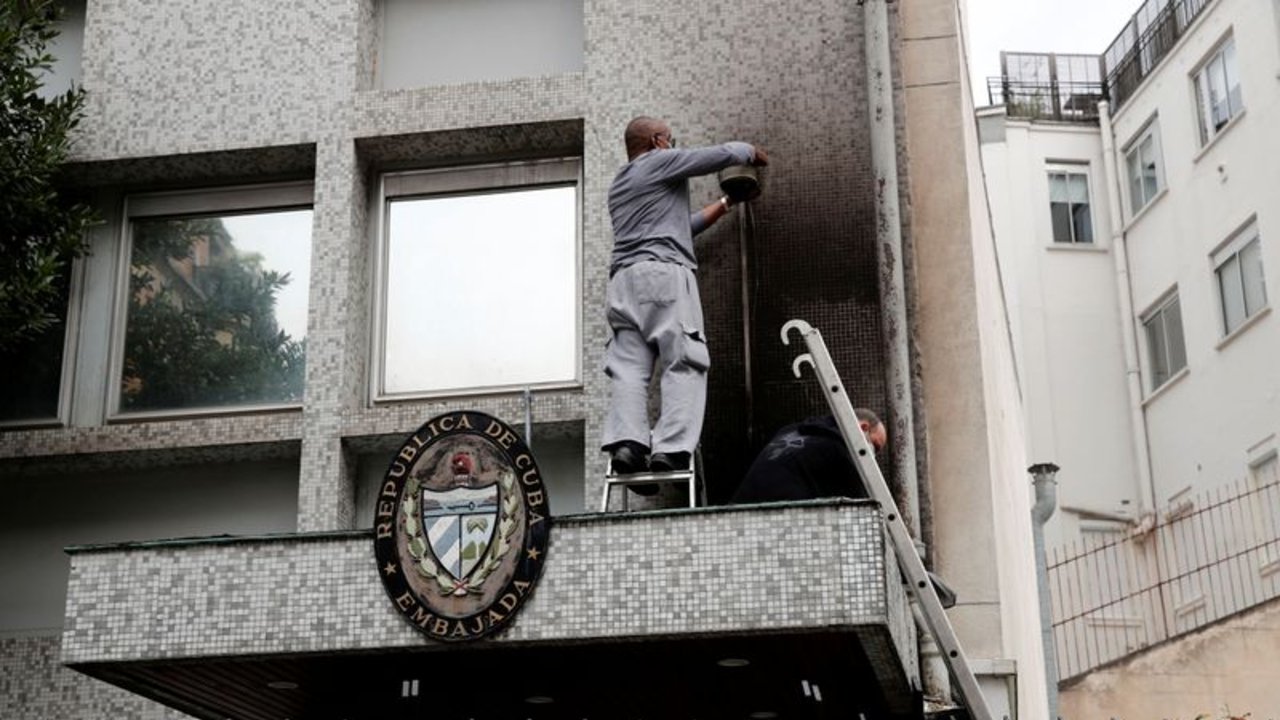 Embajada de Cuba en París denuncia ataque con bombas molotov