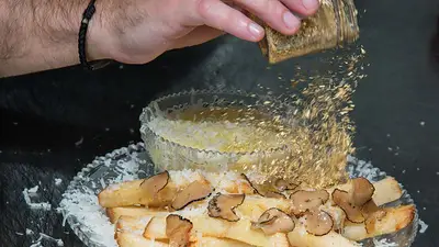 Papas fritas de 200 dólares aderezadas con oro el polvo son furor en Nueva York Papas fritas de 200 dólares aderezadas con oro el polvo son furor en Nueva York
