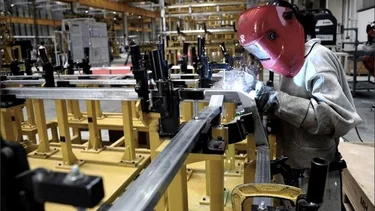 ¿Trabajamos más para vivir peor?: con mayor carga y precarización, el empleo no despegó tras la reforma de Milei