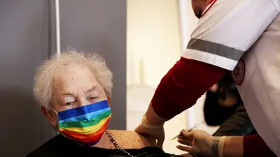 Israel ofrecerá un tercer refuerzo de la vacuna de Pfizer a los mayores de 60 años Israel ofrecerá un tercer refuerzo de la vacuna de Pfizer a los mayores de 60 años