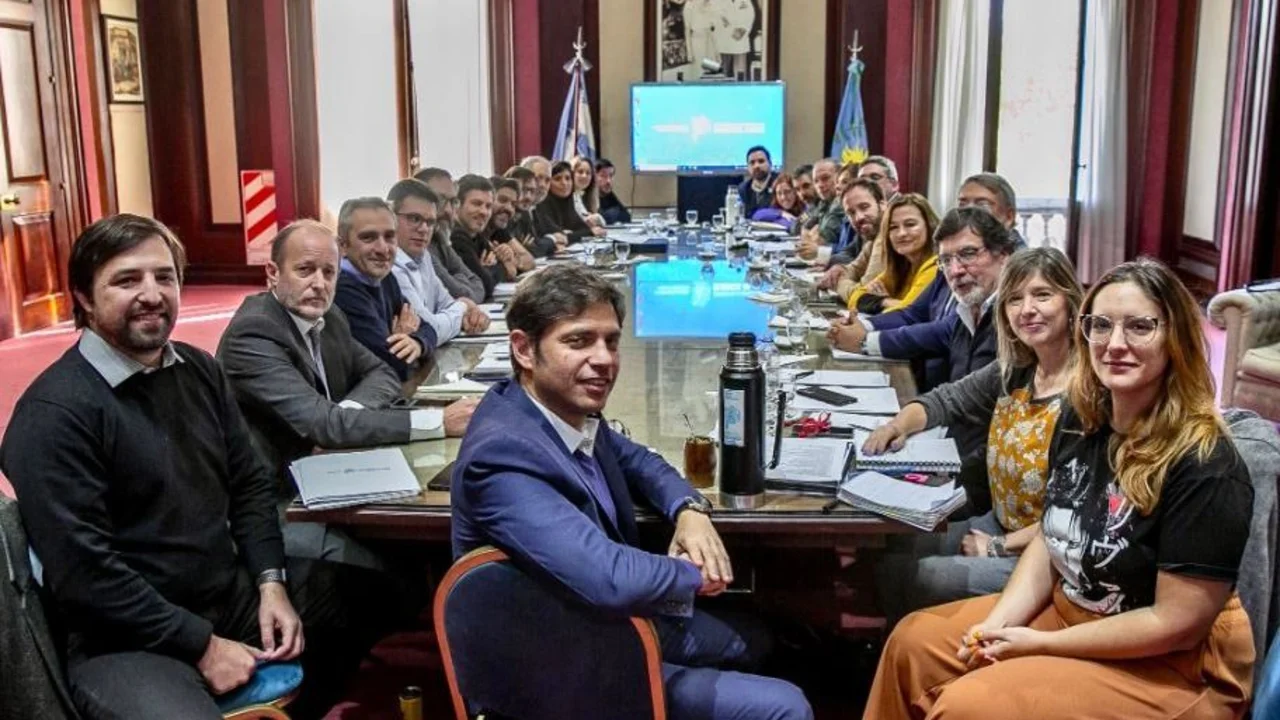 Kicillof encabezó una reunión con su gabinete y se centró en el Programa 6x6