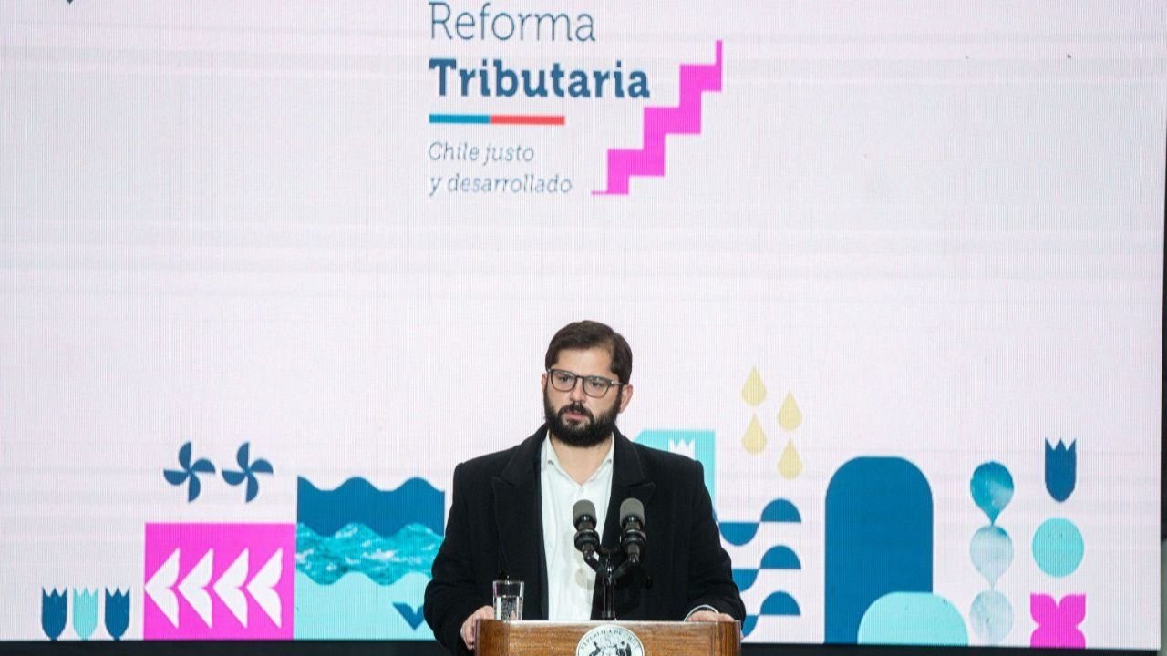 Boric mandó al Congreso un proyecto de reforma tributaria que incluye el impuesto a la riqueza