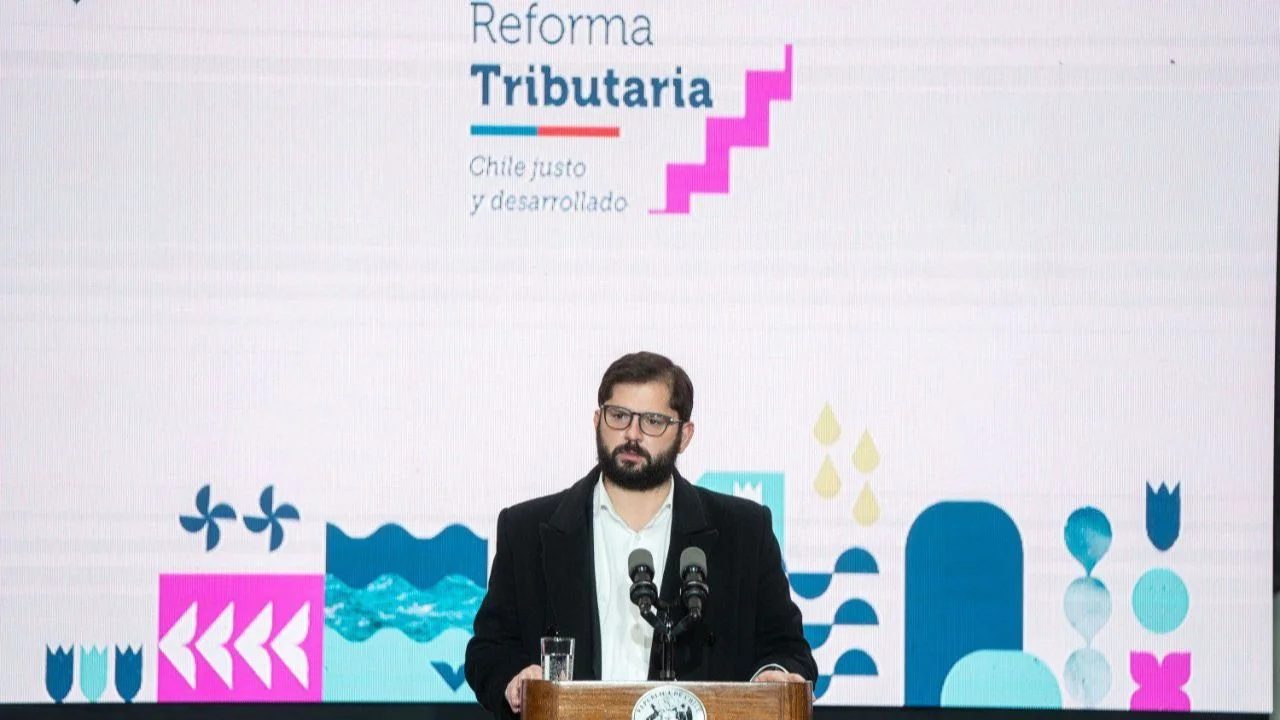 Boric mandó al Congreso un proyecto de reforma tributaria que incluye el impuesto a la riqueza