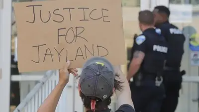 Protestas en EEUU por la muerte de un joven negro a manos de la policía Protestas en EEUU por la muerte de un joven negro a manos de la policía