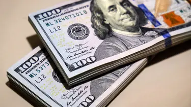 A cuánto abrieron el dólar oficial y el blue tras la fuerte suba del lunes
