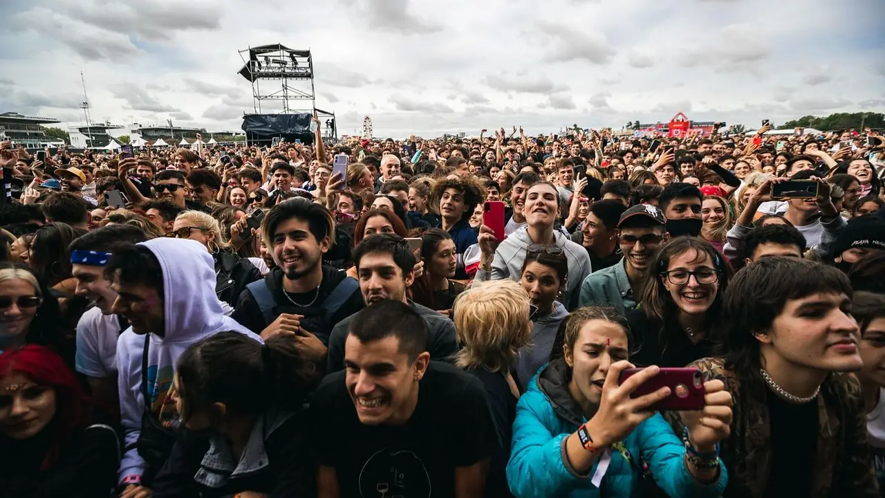 Fiebre de consumo en plena crisis: “Los jóvenes somos la generación que finge demencia”