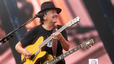 El guitarrista Carlos Santana se desmaya en el escenario durante un concierto en EEUU El guitarrista Carlos Santana se desmaya en el escenario durante un concierto en EEUU