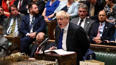 Cada vez más solo, Boris Johnson entró en guerra con su partido