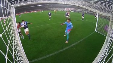 El VAR le anuló un gol a Matías Suárez por mano: la polémica jugada