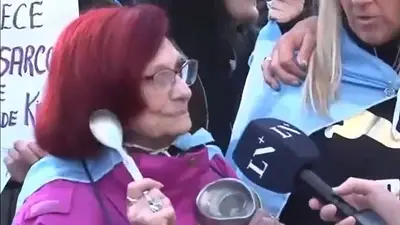 La desopilante teoría sobre CFK de una manifestante en el banderazo: "Me llegó en un mail" La desopilante teoría sobre CFK de una manifestante en el banderazo: "Me llegó en un mail"